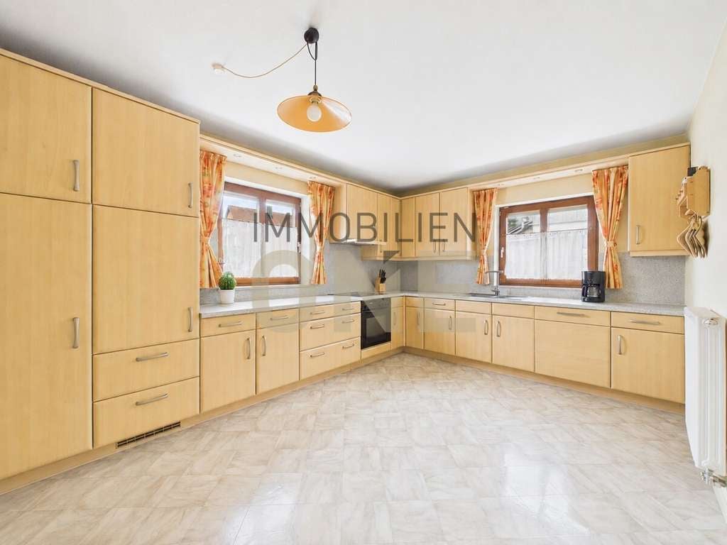 Immobilie in Abensberg - Charmantes Einfamilienhaus mit Garten, Garage und Carport - Bild 2