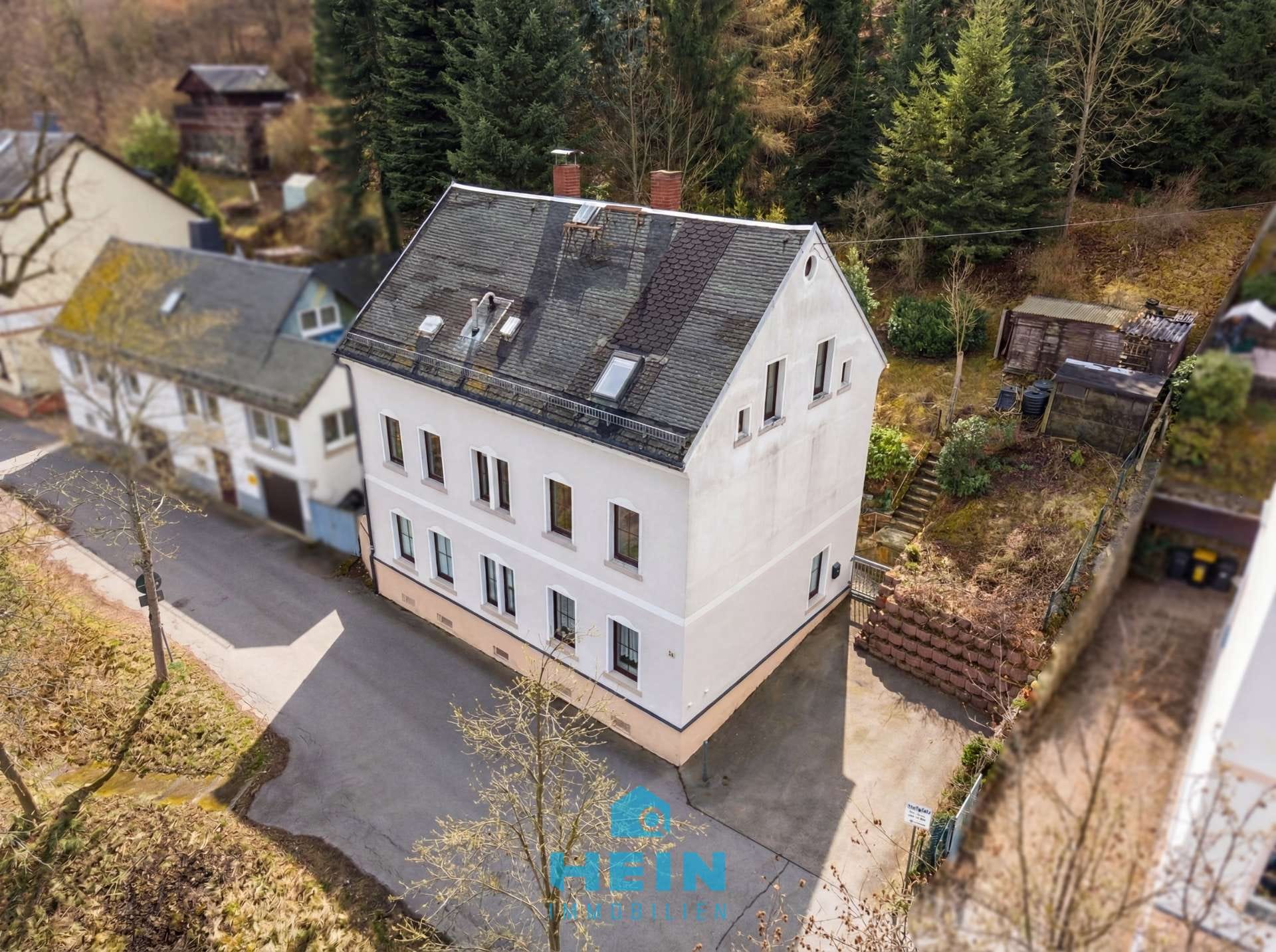 Immobilie in Aue-Bad Schlema - Träume brauchen Räume! Großzügiges Zweifamilienhaus mit Potential am Fuße des Heidelsbergs in Aue! - Bild 0