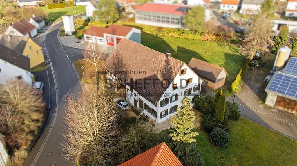Immobilie in Allmannsweiler - Seltenes Angebot! Ländliches Einfamilienhaus mit Baugrund, Acker und Wiesen auch für nicht Landwirte - Bild 1