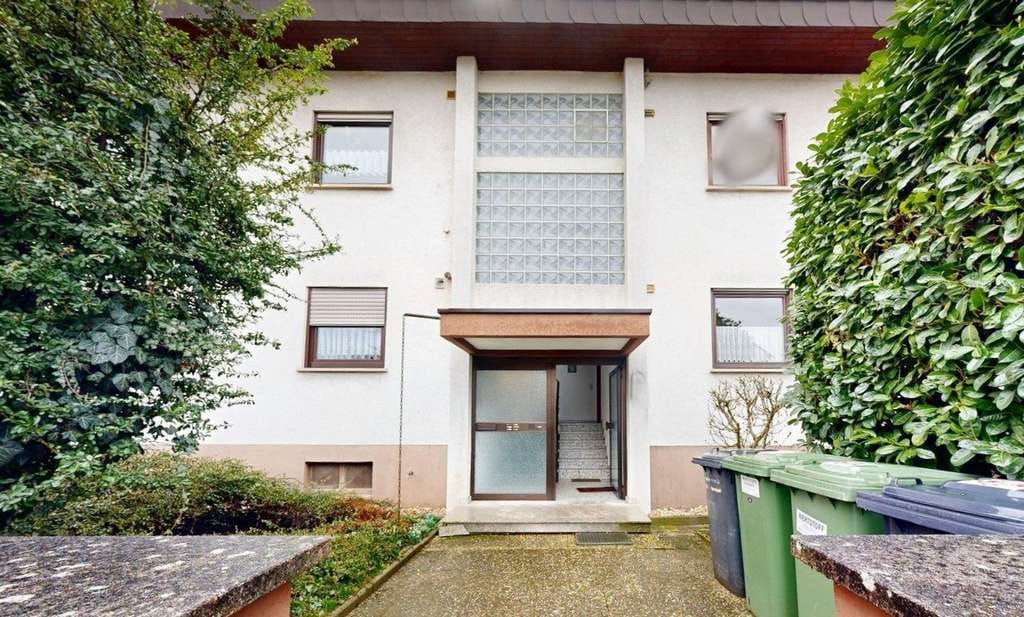 Immobilie in Karlsdorf-Neuthard - ~~ GEPFLEGTE DREI ZIMMER WOHNUNG MIT BALKON, KELLERRAUM UND GARAGE ~~ - Bild 0