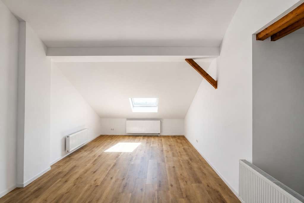 Immobilie in Maxdorf - Kernsaniert auf Neubauniveau: Moderne 4-Zimmer-Dachgeschosswohnung mit überdachter Dachterrasse - Bild 2