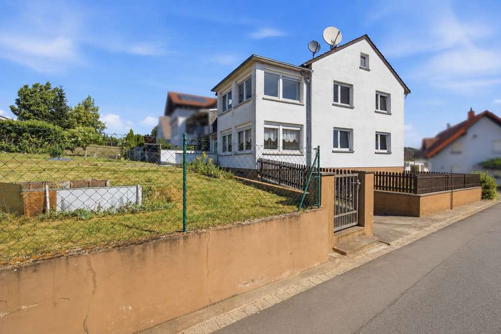 Immobilie in Freigericht - Zweifamilienhaus mit Entwicklungspotenzial – renovierungsbedürftig inklusive möglichem Bauplatz für  - Bild 2