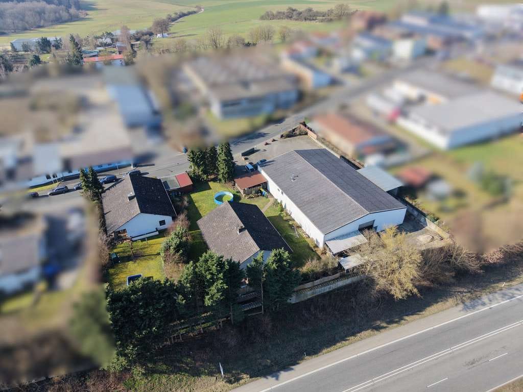 Immobilie in Fernwald - Fernwald-Steinbach: Gewerbehalle + 2 Einfamilienhäuser auf großem Grundstück - Bild 1