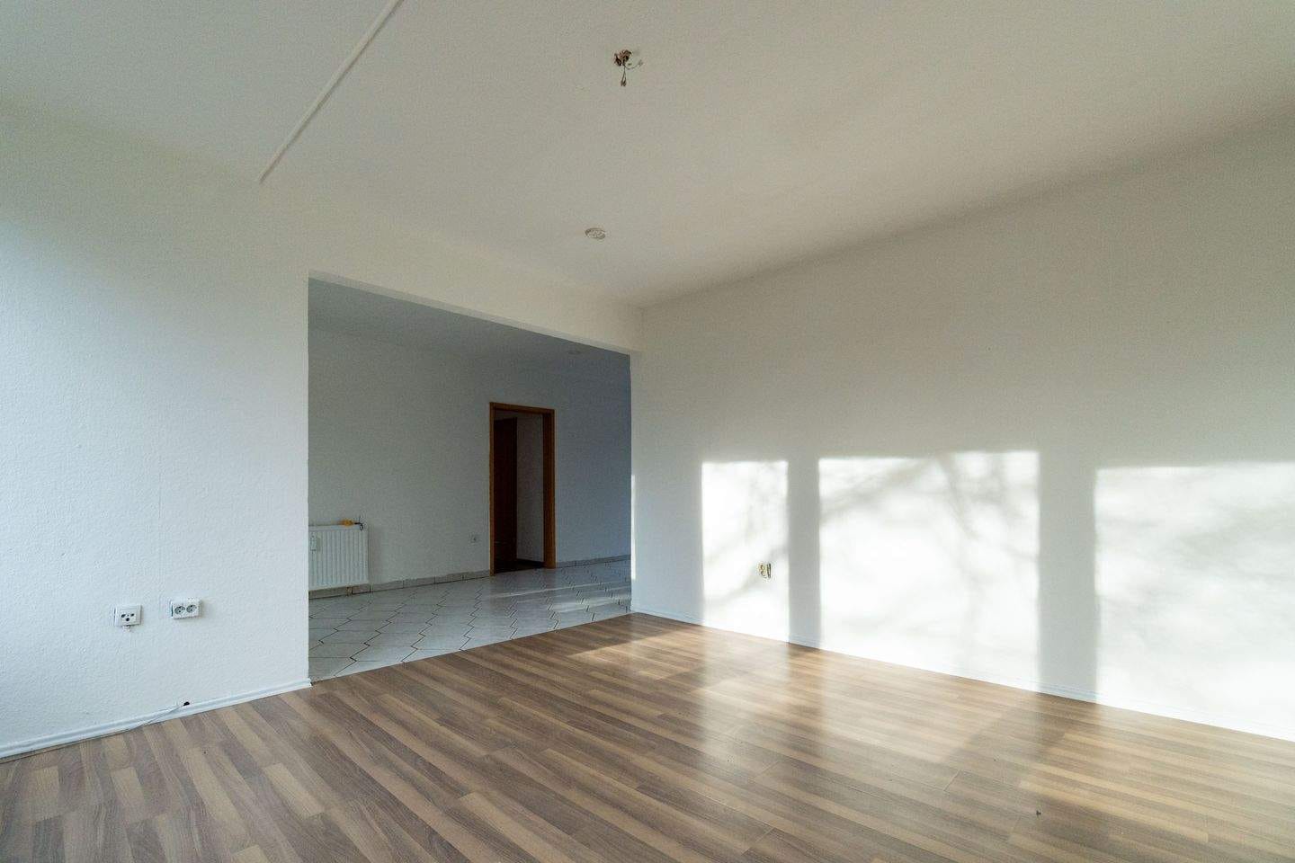 Immobilie in Sarstedt - Lichtdurchflutete 4-Zimmer-Wohnung mit Loggia und Blick ins Grüne - Bild 2