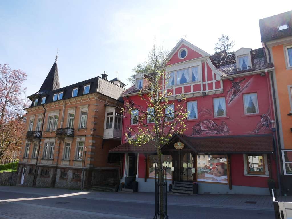 Immobilie in Triberg im Schwarzwald - Lebendiges Stadthaus mit Charakter - vielseitiges Wohn- und Geschäftshaus im Zentrum von Triberg! - Bild 4