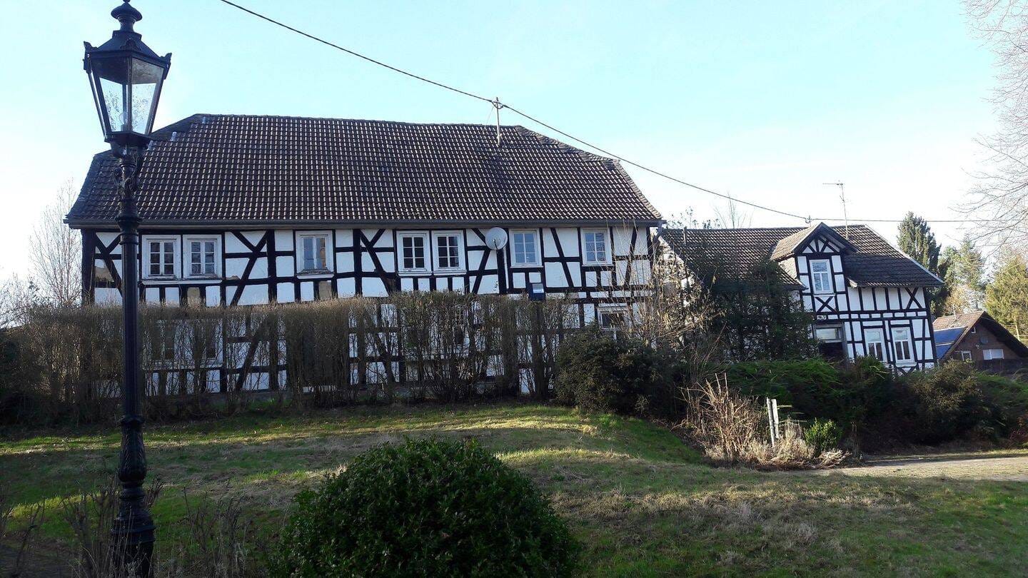 Immobilie in Mehren - *** Außergewöhnliches Fachwerkanwesen in wunderschöner Naturlage mit Potential *** - Bild 1