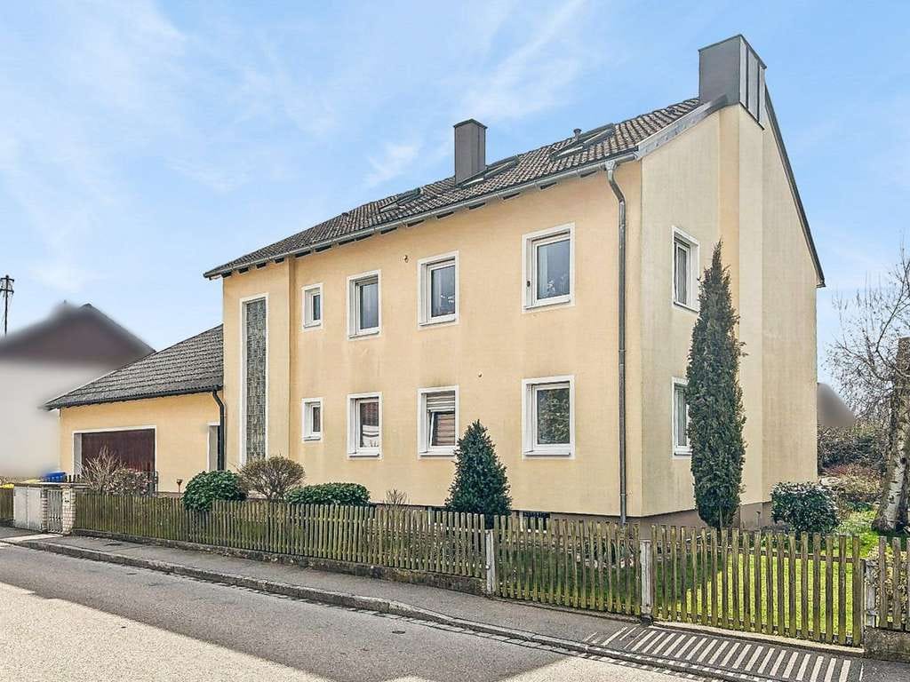 Immobilie in Schrobenhausen - Zentral gelegene Wohnimmobilie in Schrobenhausen mit stabilem Mietertrag und großem Grundstück - Bild 1