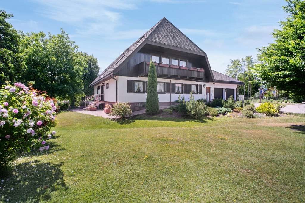 Immobilie in Schluchsee - Provisionsfrei – Großzügiges Einfamilienhaus in idyllischer Lage mit Weitblick + ELW - Bild 0