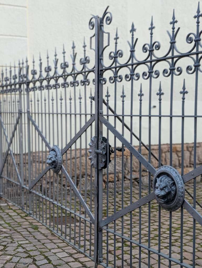 Immobilie in Hartmannsdorf bei Kirchberg - Mehrfamilienhaus in zentraler Lage mit Lager und Garagen - Bild 1