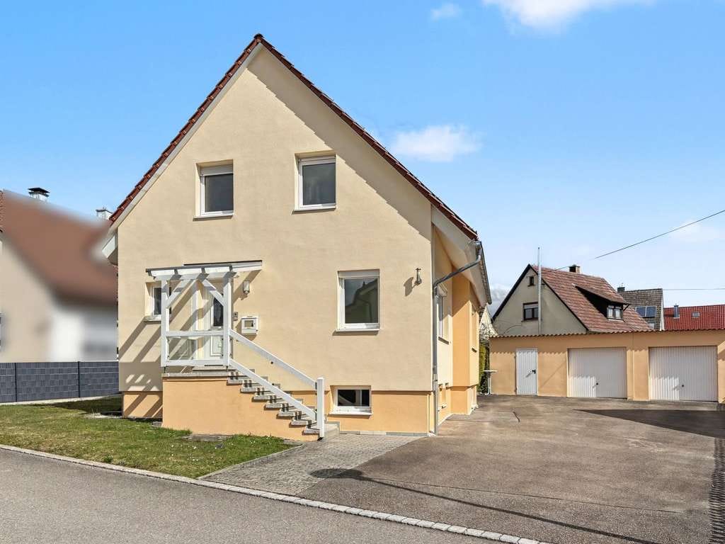 Immobilie in Ellenberg - Saniertes Einfamilienhaus mit Doppelgarage und Garten in Ellenberg - Bild 1