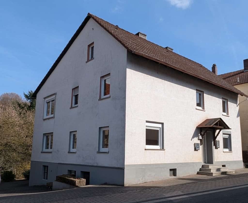 Immobilie in Schöllkrippen - Wohnen mit Charakter: Großzügiges Einfamilienhaus in Schöllkrippen - Bild 0