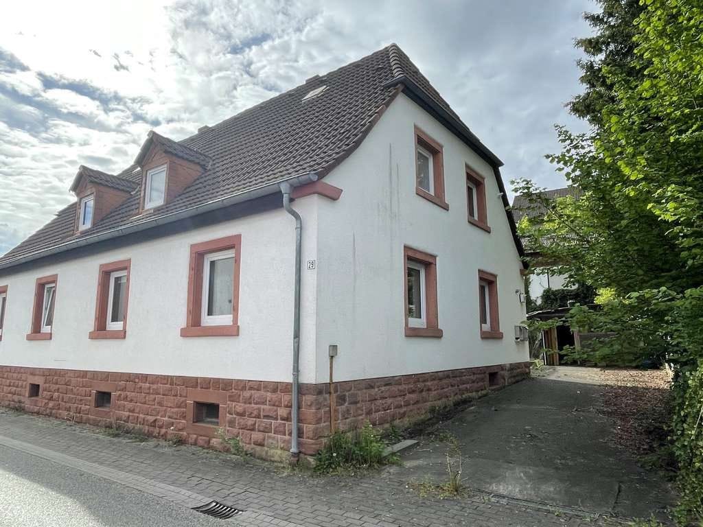 Immobilie in Weilerbach - Platz für Ihre Ideen: Sanierungsbeürftige Doppelhaushälfte in Weilerbach - Bild 1