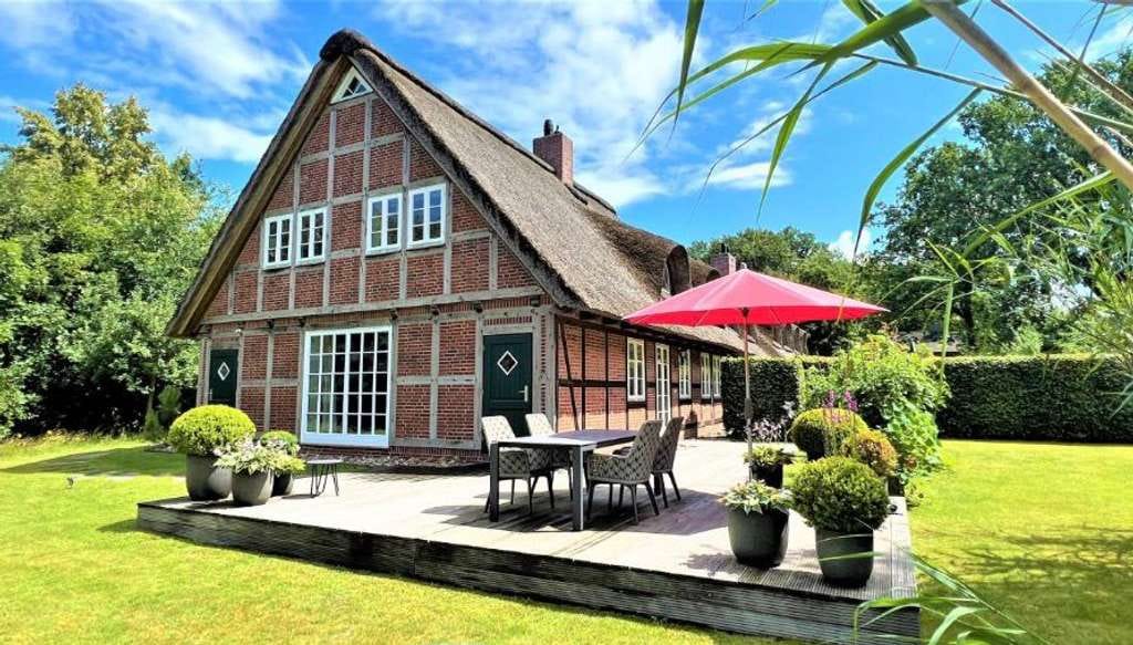 Immobilie in Amelinghausen - Wohnen unter Reet - Endreihenhaus im modernen, klassischen Landhausstil. - Bild 0