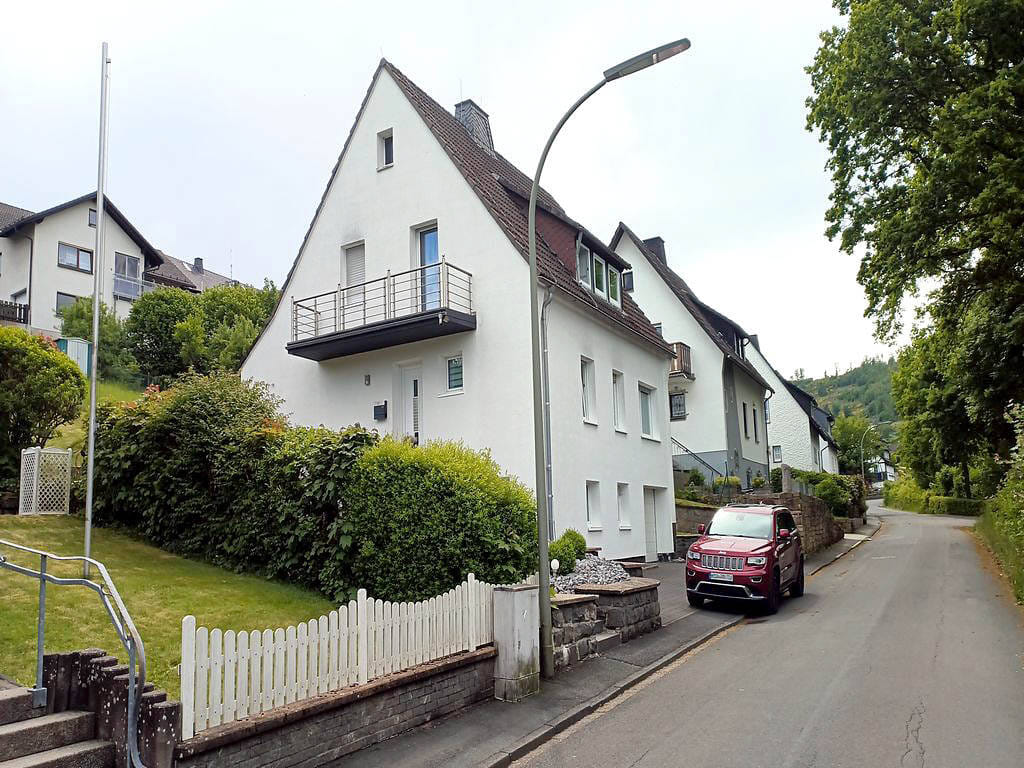 Immobilie in Hallenberg - Modernisiertes 5-Zimmer-Einfamilienhaus, voll unterkellert mit Garage und Balkon in ruhiger Wohnlage - Bild 0