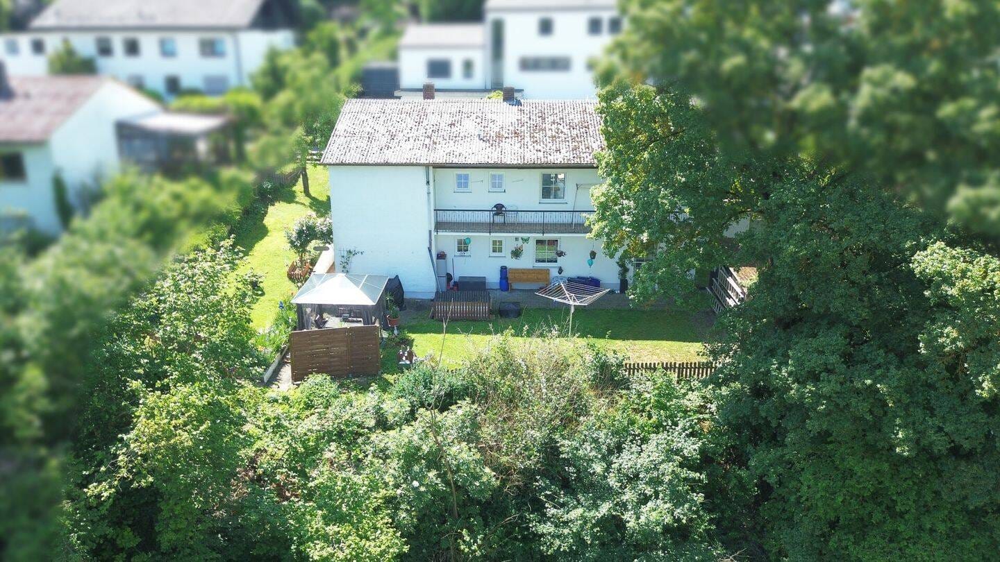 Immobilie in Nittendorf - Zweifamilienhaus mit vermieteter Einliegerwohnung und bezugsfreiem Obergeschoss - Bild 0