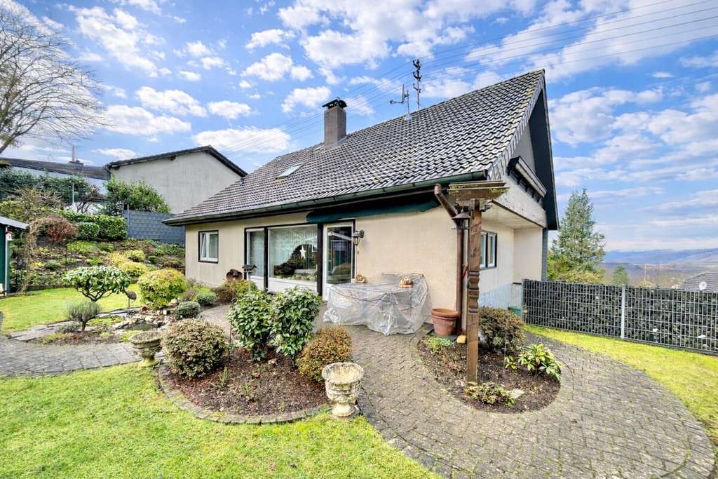Immobilie in Mittelhof - **Sehr gepflegtes Ein-/ Zweifamilienhaus mit Garten und Garage in toller Lage von Wissen** - Bild 1