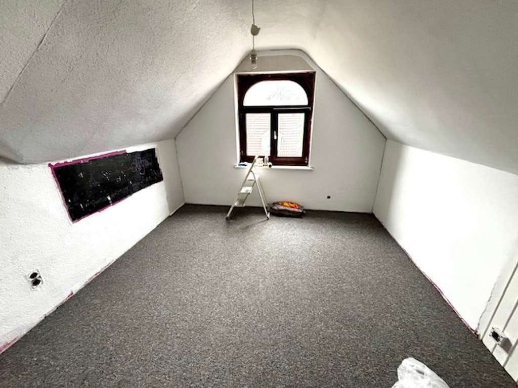 Immobilie in Solingen - Attraktives Mehrfamilienhaus mit frei werdender Gewerbeeinheit und drei Wohneinheiten in Solingen! - Bild 4