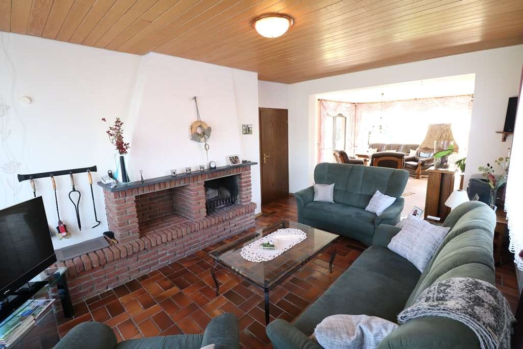 Immobilie in Cloppenburg - Topgepflegter Walmdachbungalow in beliebter Lage mit Ausbaureserve, Garage und schönem Garten - Bild 4