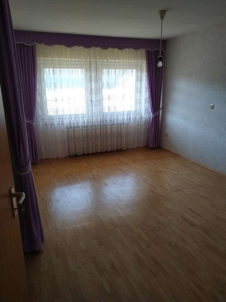Immobilie in Furtwangen im Schwarzwald - Vielseitig nutzbares Zweifamilienhaus mit unverbaubarer Aussicht - Bild 2