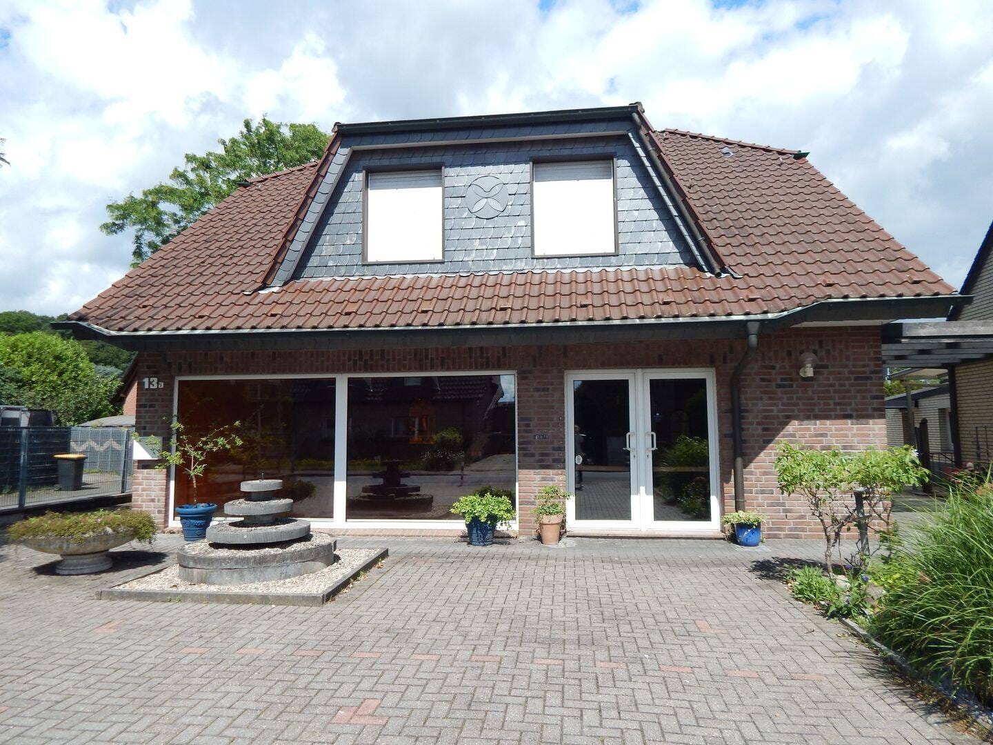 Immobilie in Kamp-Lintfort - Wohnkomplex:  Einfamilienhaus mit Gewerbeeinheit, zwei Garagen, 3 Stellplätze //  Doppelhaushälfte mit Garage und Lagerhalle  - Bild 2