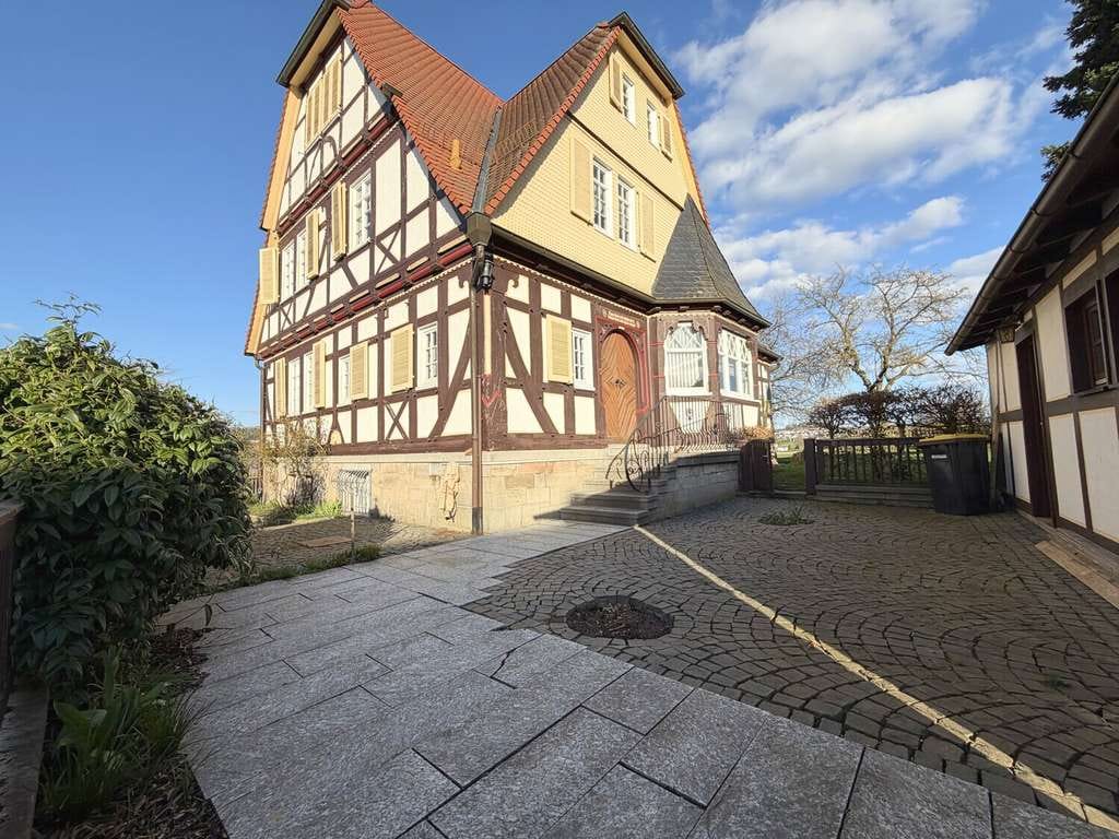 Immobilie in Homberg (Ohm) - Zeitlose Eleganz trifft Naturidylle – Traumhaftes Herrenhaus mit weitläufigem Grundstück zum Verlieb - Bild 0