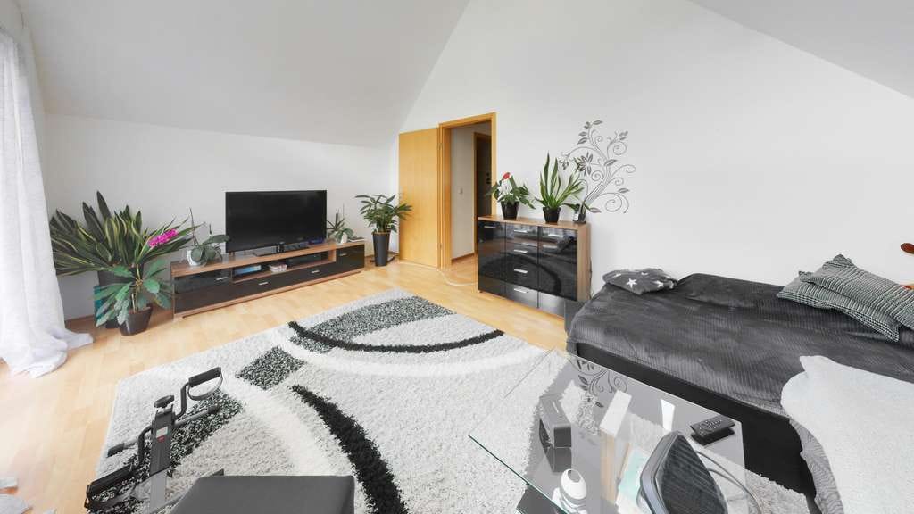Immobilie in Schramberg - Attraktive vermietete 3-Zi.-Dachgeschosswohnung mit Balkon und Tiefgaragenstellplatz  - Bild 1