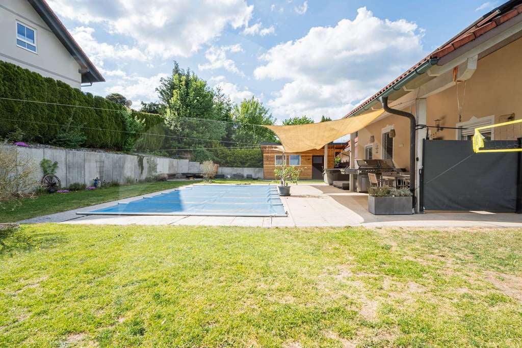 Immobilie in Hutthurm - Gepflegtes Einfamilienhaus mit großem Garten, Pool und Einliegerwohnung - Bild 3