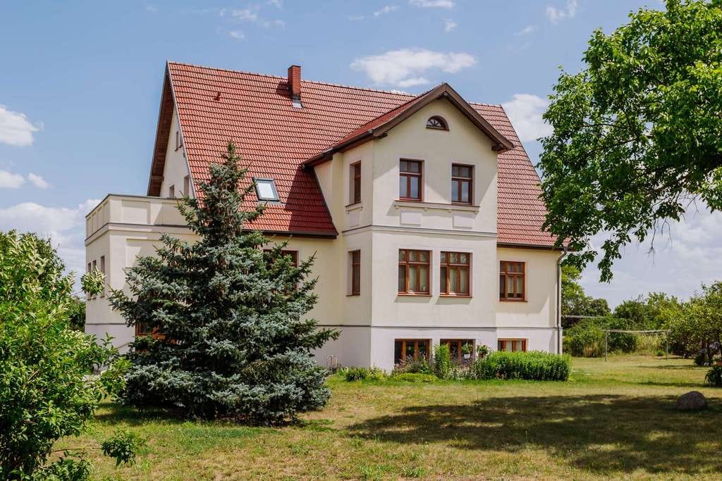 Immobilie in Wriezen - Voll vermietetes Mehrfamilienhaus mit opt. Zusatzgrundstück in Wriezen: Attraktives Renditepotenzial - Bild 1