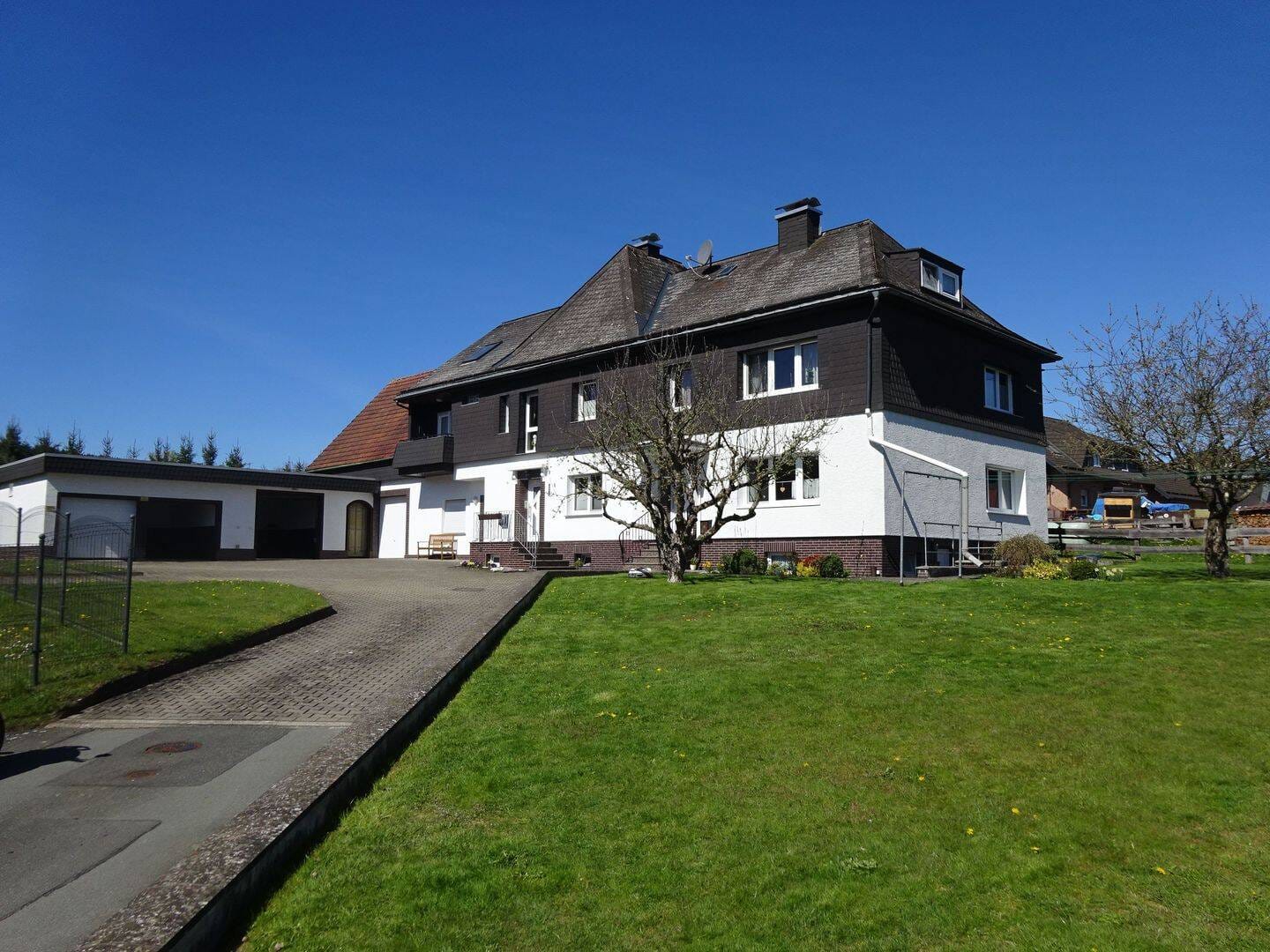 Immobilie in Medebach - Gepflegtes Wohnhaus mit Scheune und Garagen in wunderschöner Lage - Bild 0