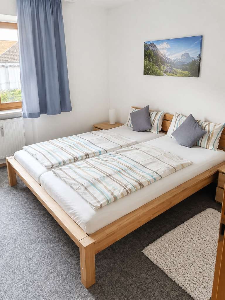 Immobilie in Prien am Chiemsee - Charmante 2-Zimmer-Ferienwohnung in Prien, großer Westbalkon mit Bergblick, Sauna & zwei Stellplätze - Bild 3