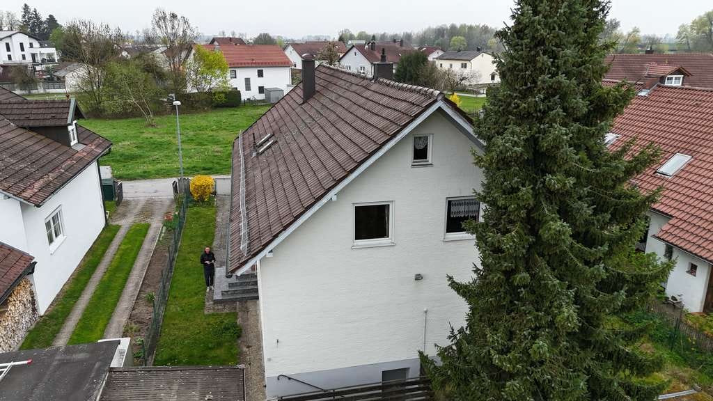 Immobilie in Hengersberg - Gepflegtes Ein-/Zweifamilienhaus 191 m², Doppelgarage in sonniger Siedlungslage - Bild 1