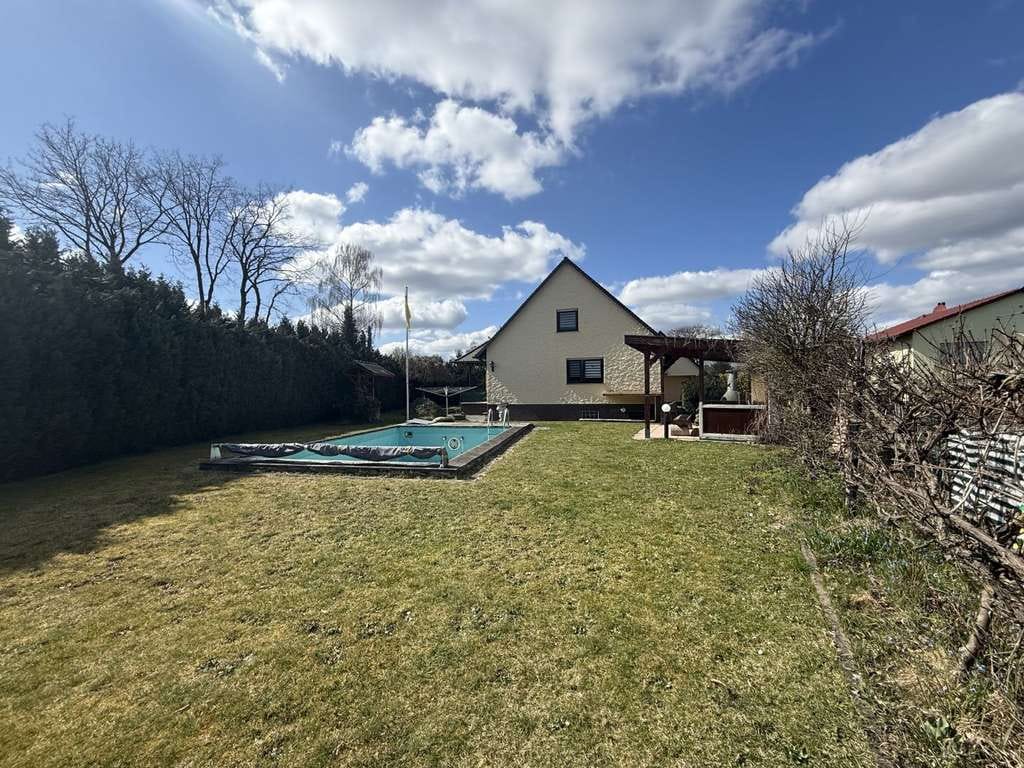 Immobilie in Büchenbach - Großzügiges Einfamilienhaus mit Pool und großen Garten - Bild 2