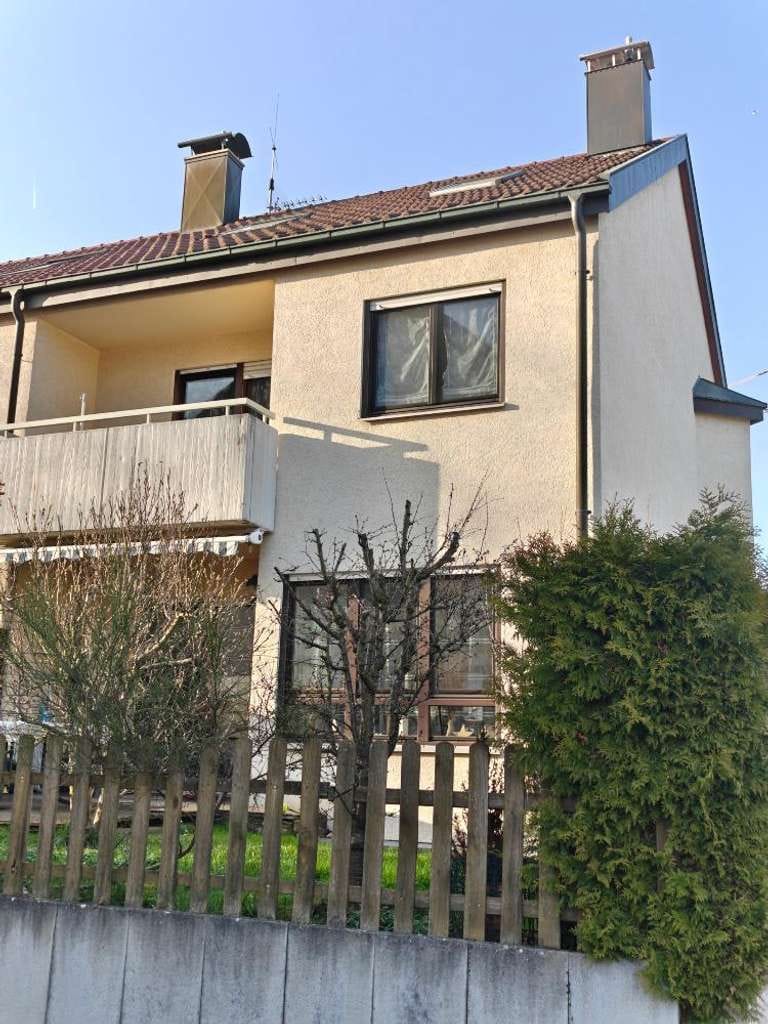 Immobilie in Winterbach - Wohnkomfort mit Potenzial: Vermietete Doppelhaushälfte mit Terrasse & Garage - Bild 1