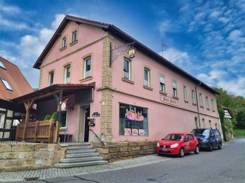 Immobilie in Untermerzbach - Großzügiges Wohnhaus mit Gewerbeeinheit, Garagen und kleinem Garten in zentraler Lage von Untermer - Bild 0