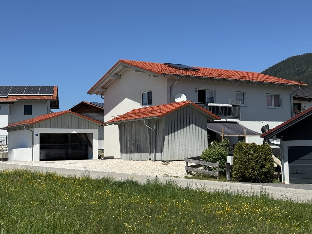 Immobilie in Inzell - Ruhig und sonniges, vermietetes Zweifamilienhaus (Fertighaus) mit Doppelgarage und Carport - Bild 0
