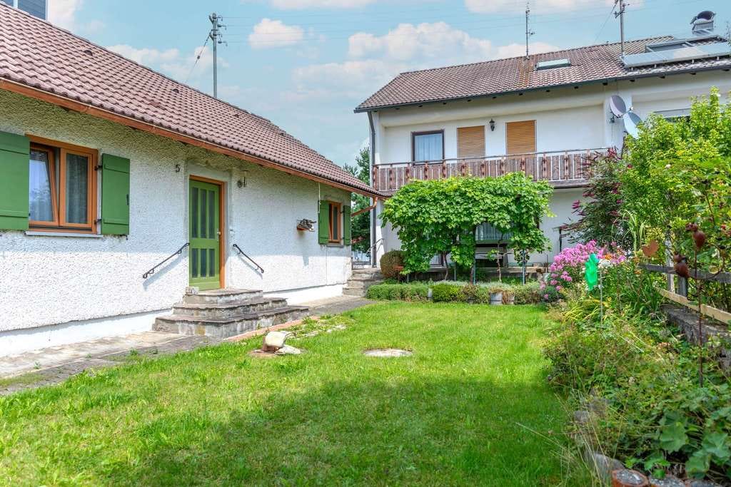 Immobilie in Peiting - Zwei Wohneinheiten: Doppelhaushälfte und kleiner Bungalow in ruhiger Lage - Bild 1