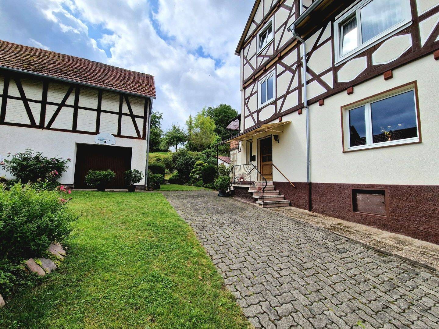 Immobilie in Herleshausen - Gepflegtes Einfamilienhaus mit Obstgarten und Scheune - Bild 2