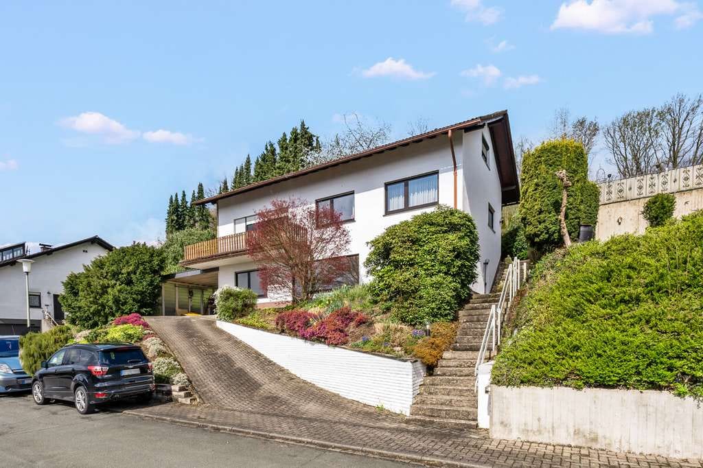Immobilie in Finnentrop - Zweifamilienhaus mit Terasse, Balkon und Carport in Heggen - Bild 0