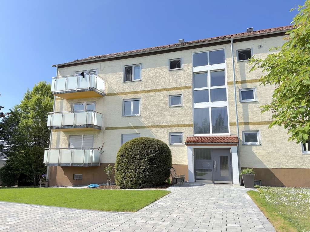 Immobilie in Eisenberg (Pfalz) - Schöne 4-Zimmer-Wohnung in gepflegtem MFH - Garage, 2 Balkone, Keller- u Dachraum - Bild 0