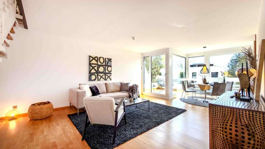 Immobilie in Puchheim - Großzügige 4-Zimmer-Wohnung mit Süd-West-Dachterrasse, Galerie, 2 Bädern und Tiefgarage - Bild 0