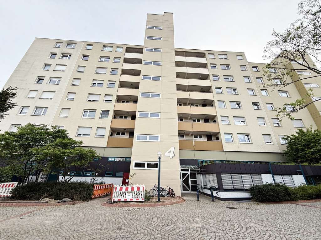 Immobilie in Wörth am Rhein - Wörth: sanierungsbedürftige 3-ZKB-Wohnung mit Loggia - Bild 1