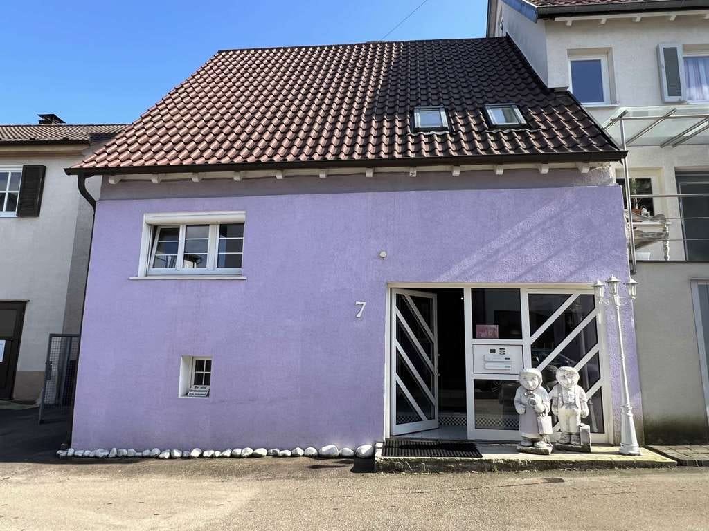Immobilie in Aichwald - Individuelles Wohngebäude, zuletzt als Zweifamilienhaus genutzt. Ruhige Lage. Großer Garten mit Teic - Bild 1