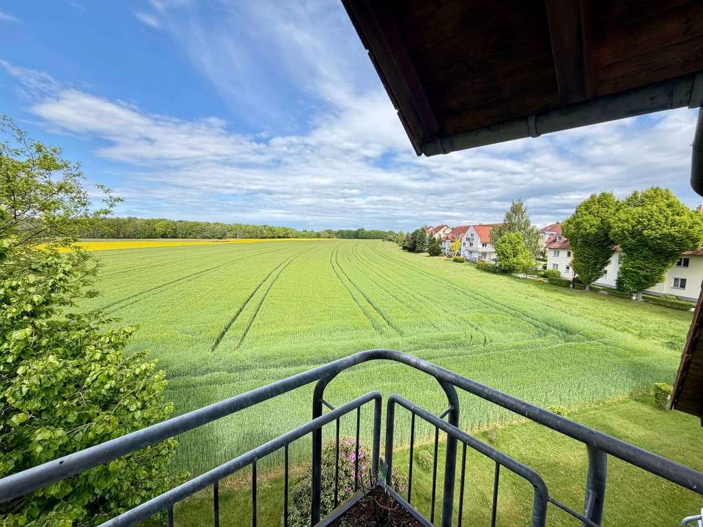 Immobilie in Arnsdorf - In idyllischer Lage und mit Ausblick ins Grüne! Attraktive Dachgeschoss-Wohnung mit zwei Balkonen! - Bild 2
