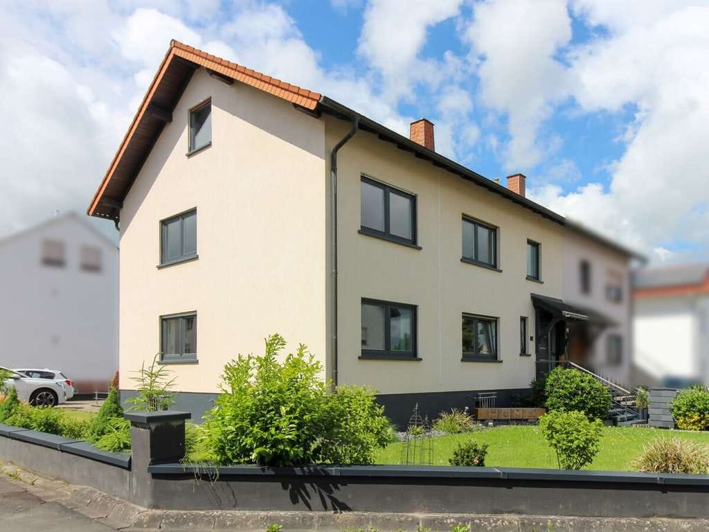 Immobilie in Kalbach - Viel Platz für die Familie: schicke und bezugsfertige Doppelhaushälfte in Mittelkalbach - Bild 0