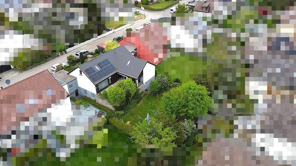 Immobilie in Friolzheim - Großzügiges Einfamilienhaus / Bungalow mit Einliegerwohnung und Garten in Friolzheim - Bild 0