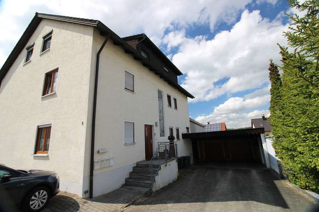 Immobilie in Kümmersbruck - 4 Familienhaus und Einliegerwohnung , 2 Garagen , 5 Stellplätzen , Garten und Balkone - Bild 3