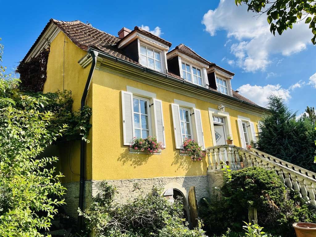 Immobilie in Eltmann - SCHMUCKSTÜCK IM GRÜNEN! Stilvolles Haus mit Einliegerwohnung und Poolanlage auf einem sonnenverwö - Bild 1