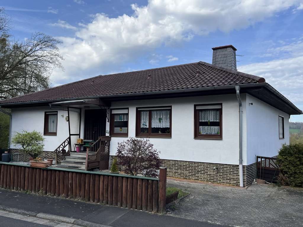 Immobilie in Bad Orb - AS-Immobilien.com+++Wohnen auf einer Ebene - Walmdachbungalow in Ortsrandlage+++ - Bild 1
