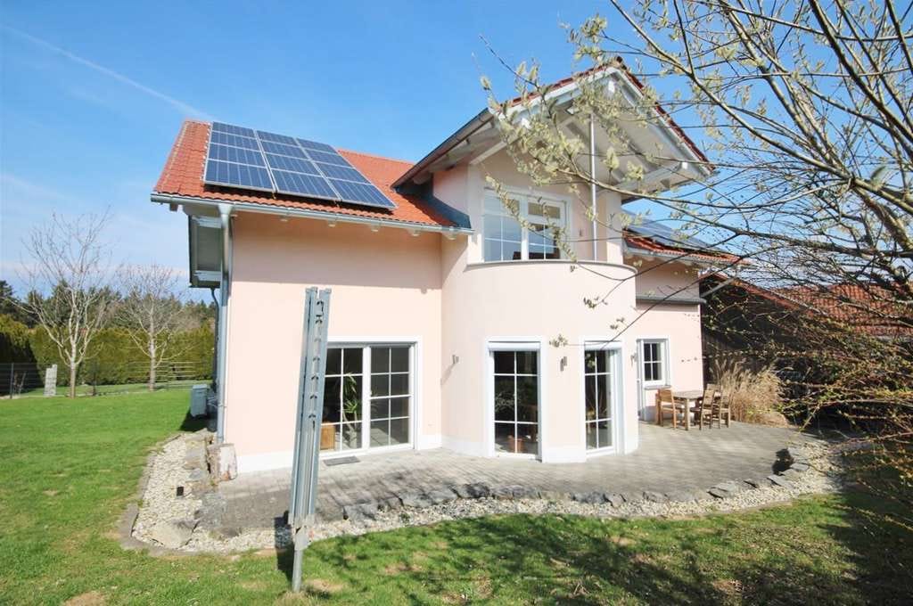 Immobilie in Hutthurm - Charmantes Wohlfühlhaus mit architektonischer Klarheit, einem privaten Spa-Bereich auf Hotelniveau u - Bild 2