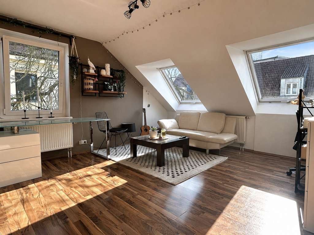 Immobilie in Augsburg - Stilvolle 2-Zimmer-Dachgeschosswohnung mit Küche | Augsburg-Spickel | ca. 1 km zur Innenstadt - Bild 2